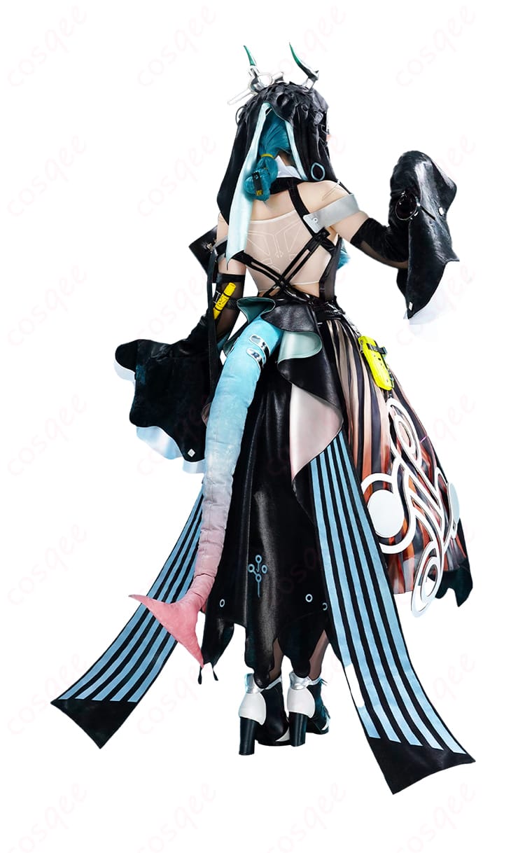 ザイヒ衣装の背面。スカートのフレアと背面ベルト、尻尾の取り付け位置が見えるバックビュー