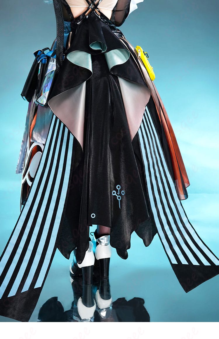 背面スカート飾りのクローズアップ。段差レイヤーと装飾プレートの配置