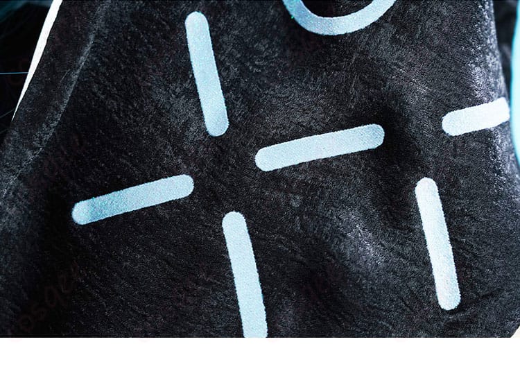 手袋やアームアクセの質感と縫製を示すディテール