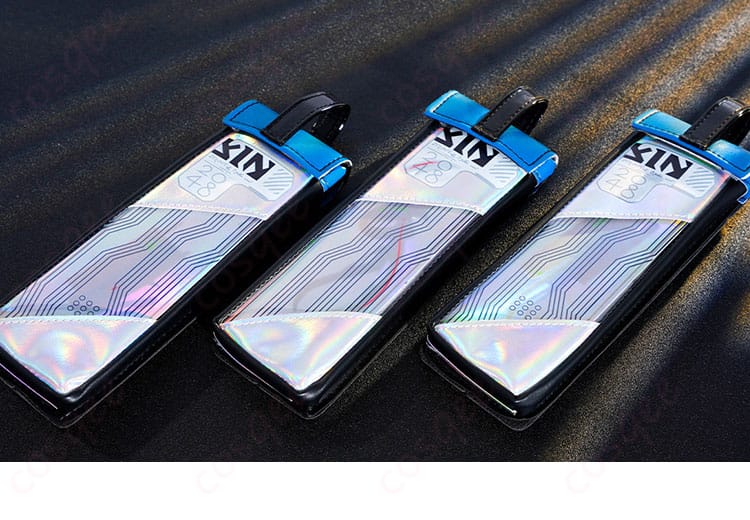 腰のポーチとハンギングパーツ。実用的な収納と装飾バランス