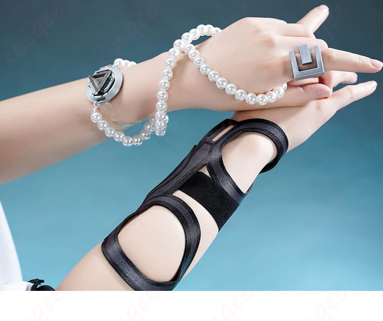 手首飾りと指輪のディテール。メタル調パーツの光沢