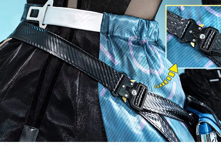 サイドの系帯・リボン装飾のディテール。結びのボリュームと留め具