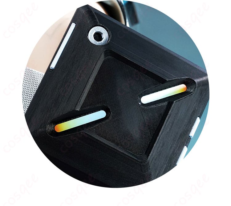 肩飾りのアップ。エッジ処理と立体パーツの固定方法