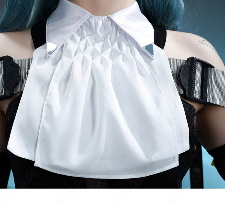 襟元とスカーフ風装飾の近接。結び目の形状と金具の質感