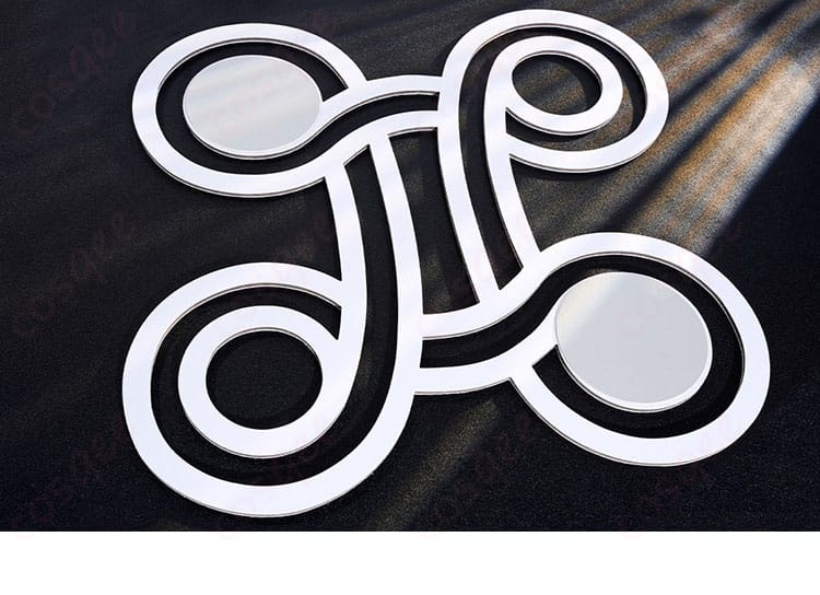 スカート飾りの部分拡大。揺れ感とアクセの配置