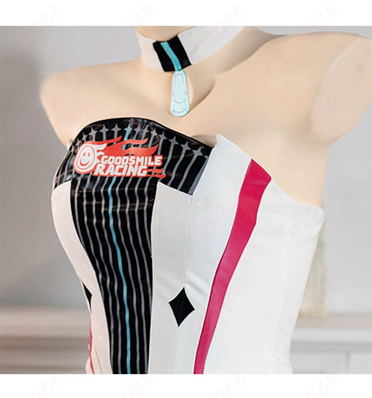 初音ミク レーシングミク2026Ver. ネック装飾のディテール。首元パーツの質感とステッチ、金具の配置が分かる接写。