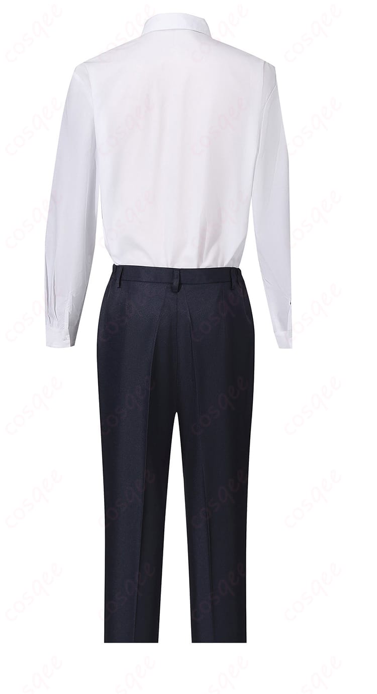 セットのシャツ背面ディテール。背ヨークとシワ感の出にくい設計を示すクローズアップ