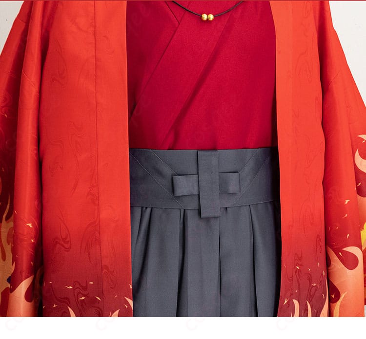 帯と腰回りのディテール。固定しやすい帯仕様とはだけにくい留め構造をクローズアップ