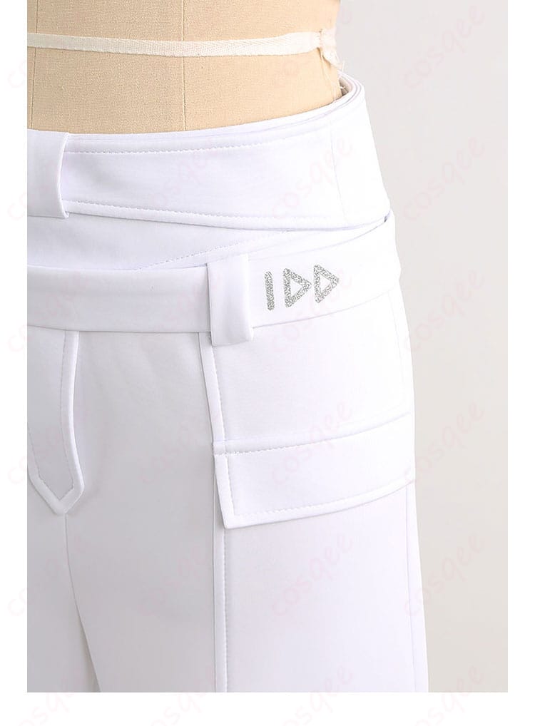 腰まわり装飾ディテール。ベルトの質感と留め具、フィット感の出る配置。