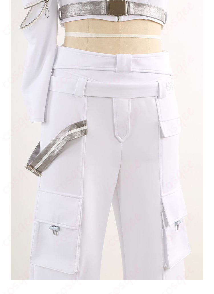 パンツ装飾の近接。ウエスト仕様とベルト通し、生地の伸縮感を示すテクスチャ。