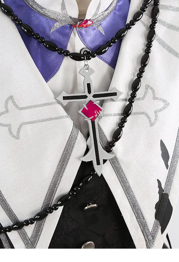 ネックレス・ブレスレットの装飾ディテール。金属色の艶と配置バランス