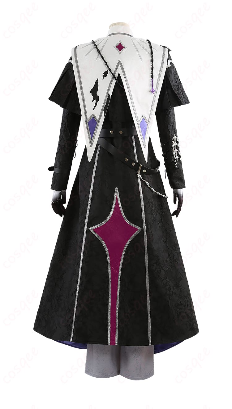 背面全体。背中のライン取りと裾の落ち感、ベルト位置の確認