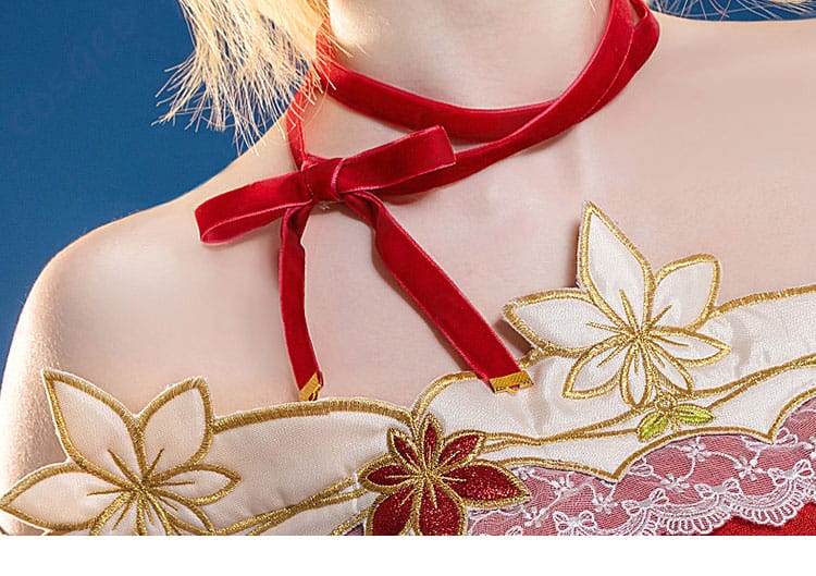 首飾りと胸元リボンのディテール。和装らしい配色と装飾配置