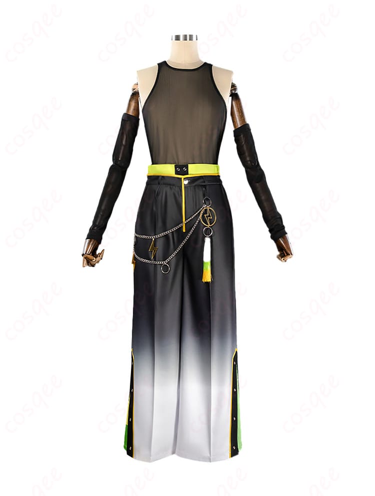 ストレッチメッシュインナーと黒ハイネックトップスの重ね着ディテール