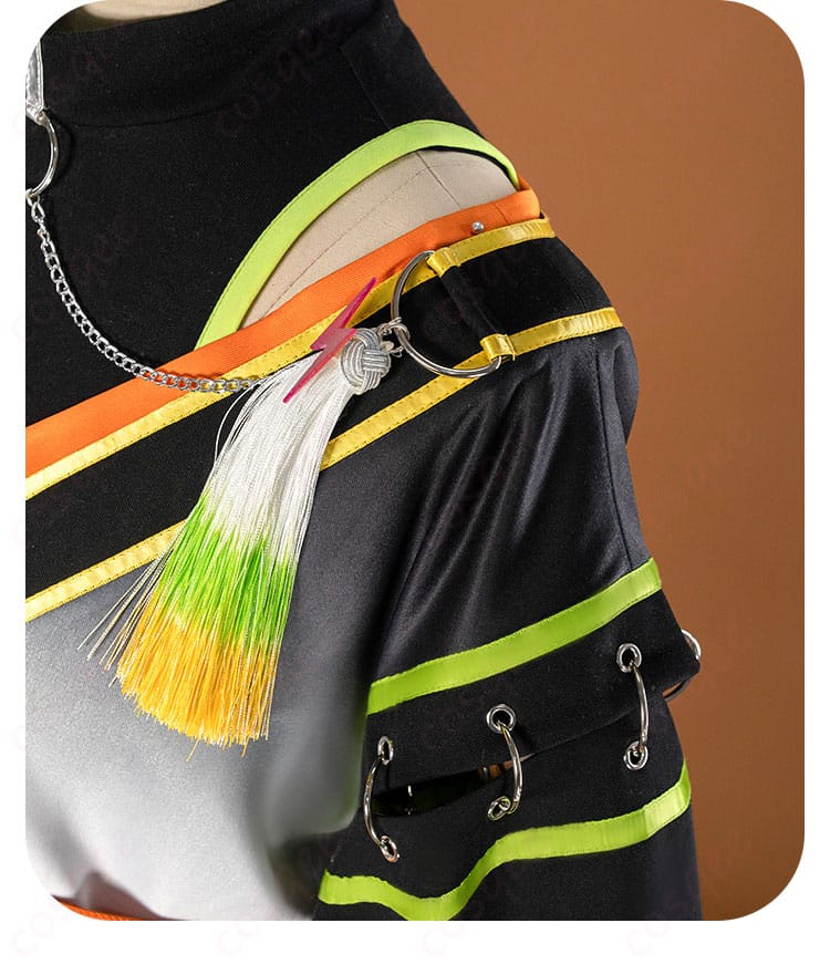 肩〜袖付け部の装飾と切替パターンの近接写真