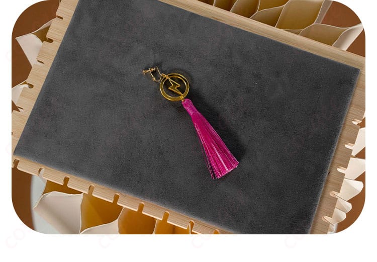 耳飾りアクセサリーの形状と金具パーツのディテール