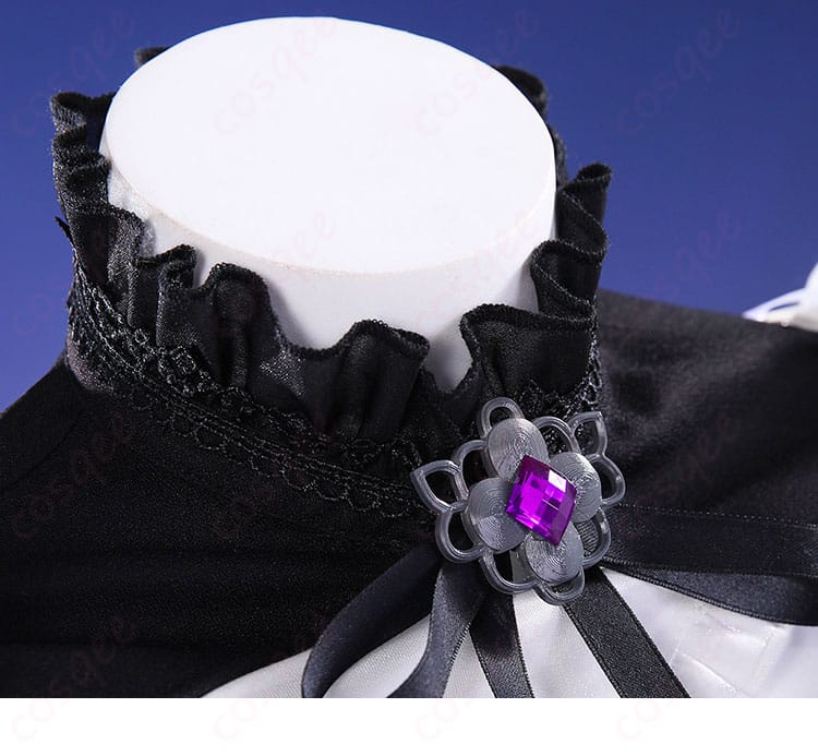 襟元と首飾り(チョーカー)の装飾ディテール