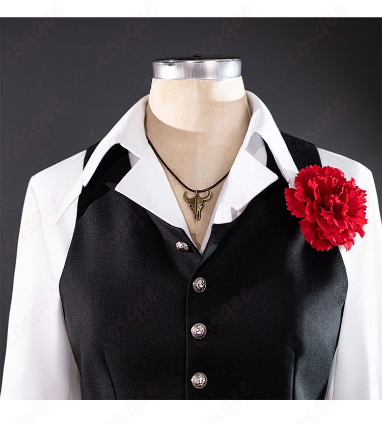 闘牛士コスの襟元と胸飾り・ネックレスのディテール接写