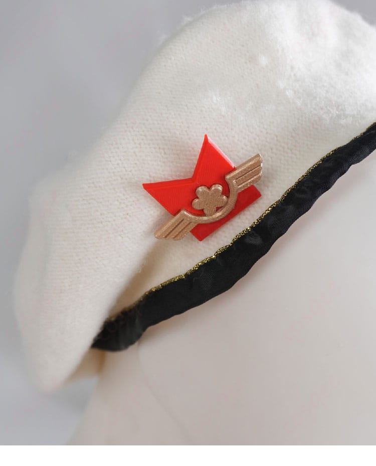 帽子装飾の接写(縁取りと装飾パーツの質感)