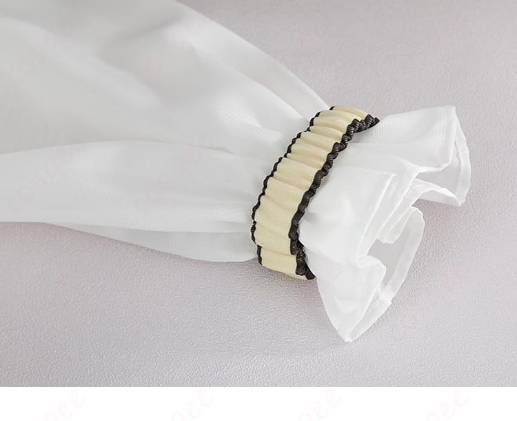 袖口トリムとカフス装飾のクローズアップ