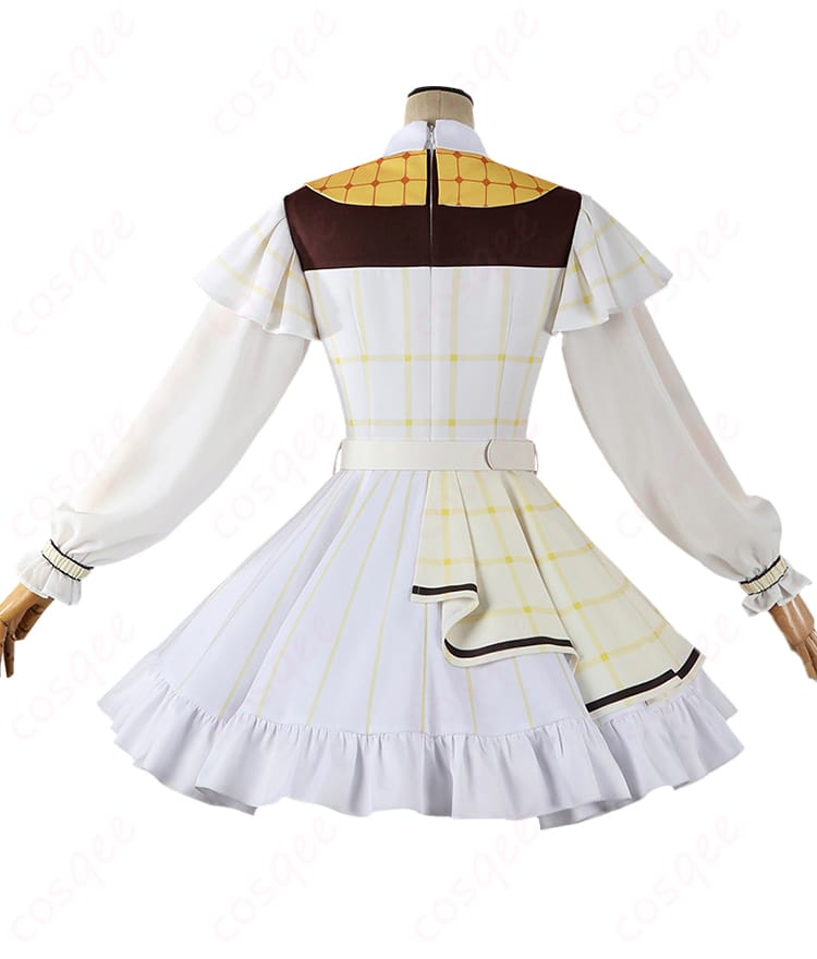 背面の装飾配置とシルエットの後ろ姿