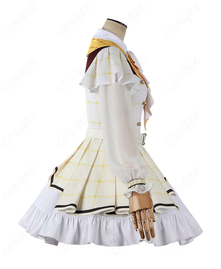 右袖の装飾ディテール（トリム・ライン・ボタン意匠）