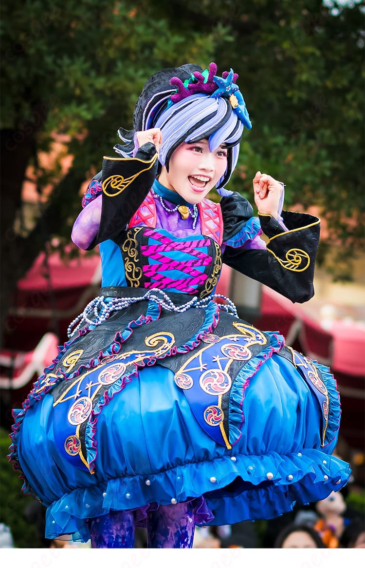 モデル着用・正面の参考画像（セクシー×クールなカッティングと装飾ディテールを確認）