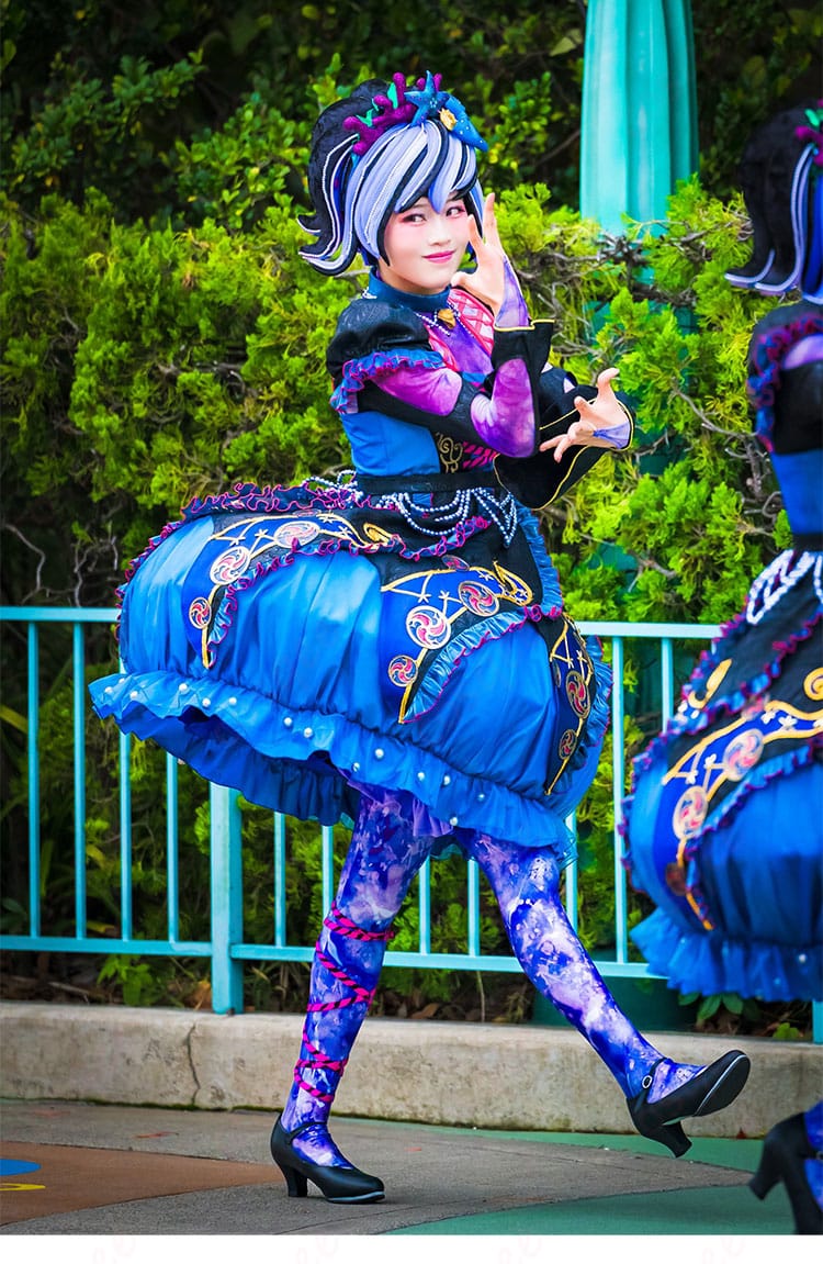 モデル着用・右向きの参考画像（ウエストラインと多層フリルのシルエットを強調）