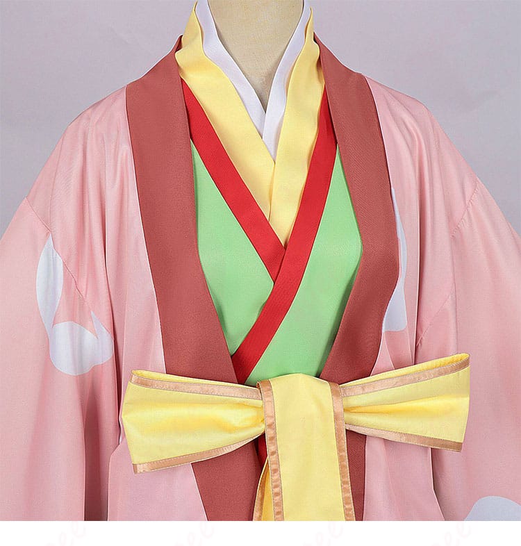 襟元の飾りと配色ディテールが分かるクローズアップ