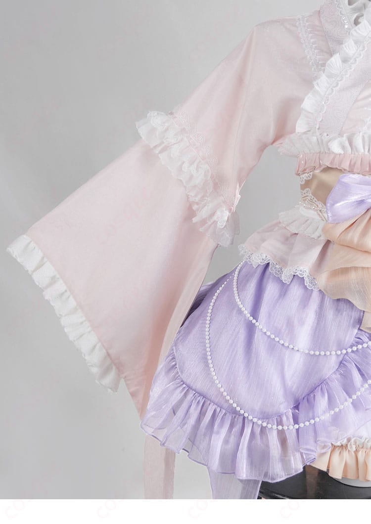 袖口装飾のアップディテール（レースと縁取り）