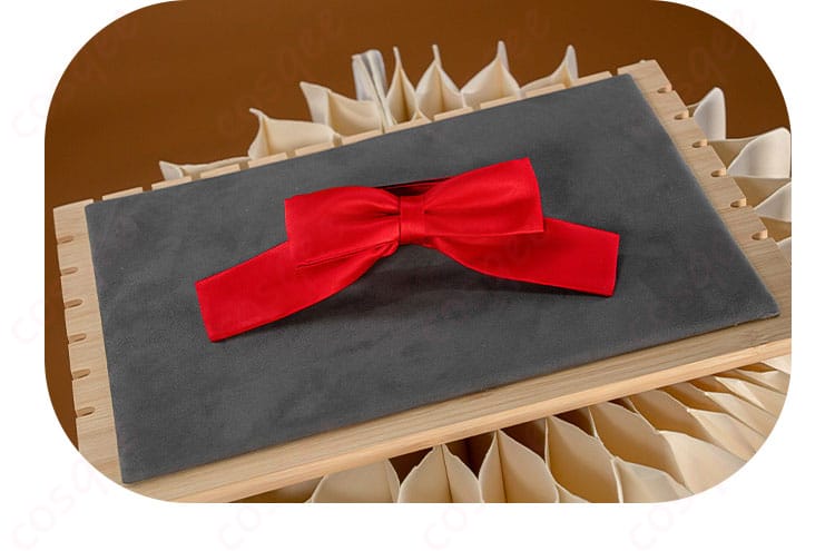 赤い蝶結びリボン装飾の色味と形状ディテール