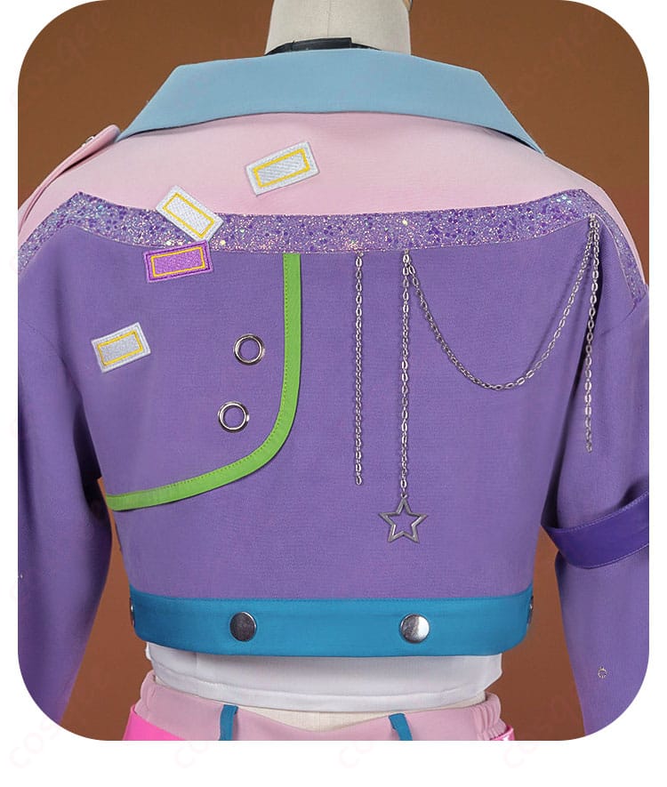 ジャケット背面の装飾ラインとエンブレム意匠