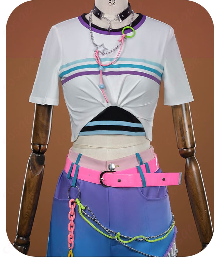 トップス胸元の装飾と生地テクスチャの接写