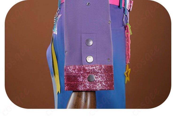 袖口の装飾パーツとステッチのアップ