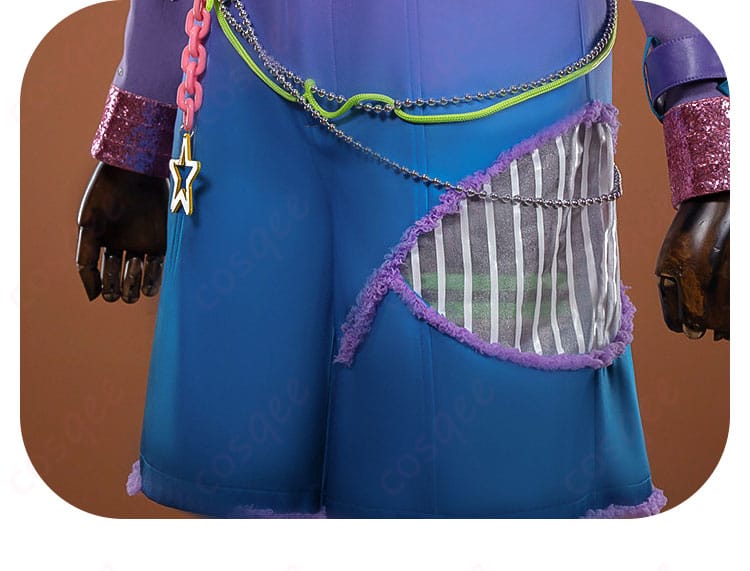 ウエスト周りのベルトとチェーン飾りの細部