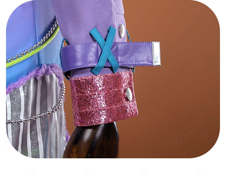 左袖の装飾配置とモチーフの接写