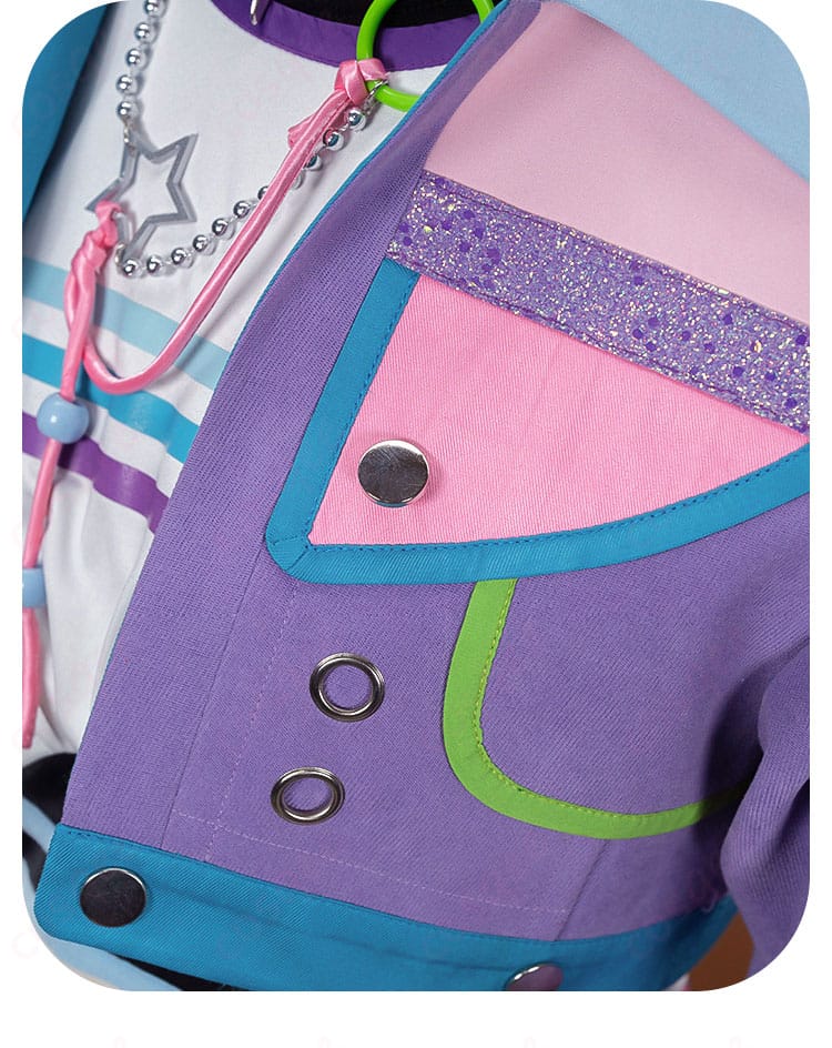 ジャケット右前身頃のボタンと装飾金具のアップ