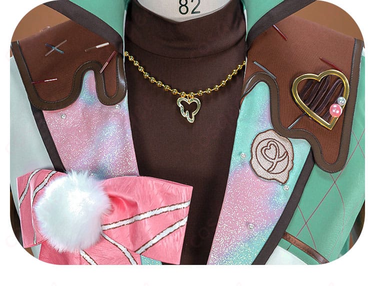 首もとの飾りとネックレスの質感・留め具のアップ