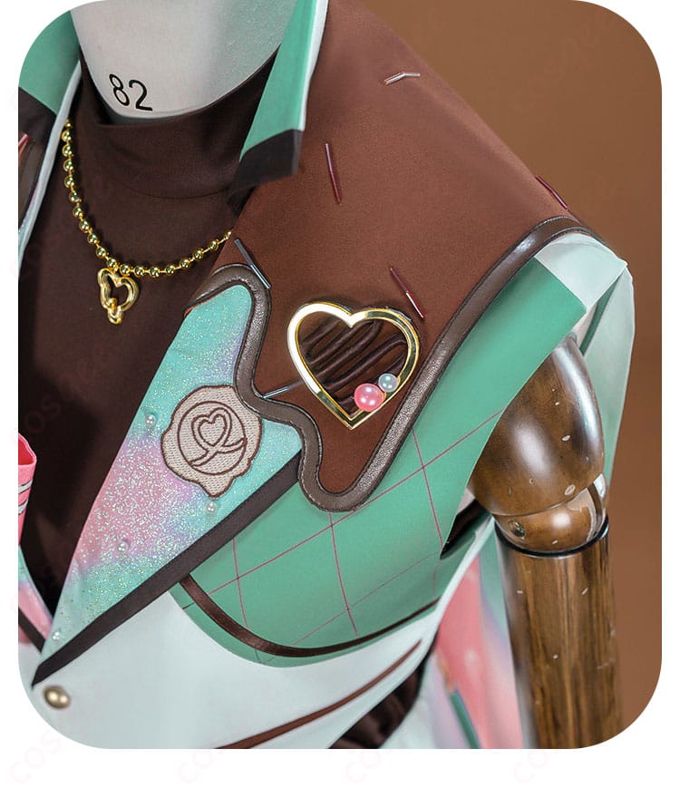 衣領のパイピングと留め具ディテール（配色と質感）