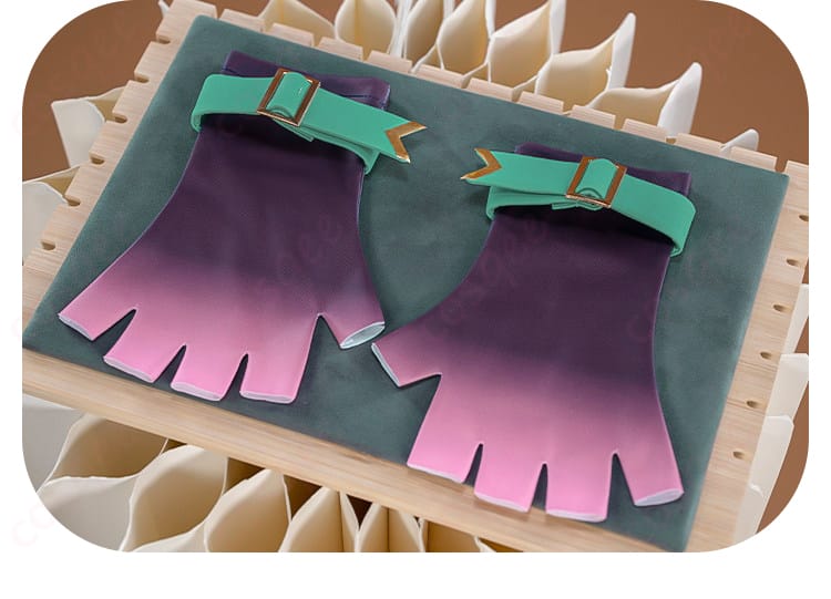 手袋の素材感とステッチ、手首周りのフィット