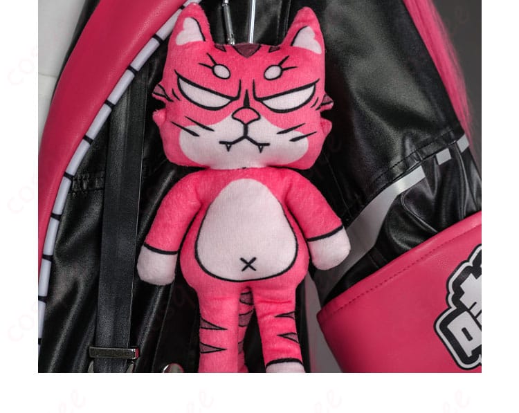 胸元のリボン・ネクタイとブローチ装飾のアップ