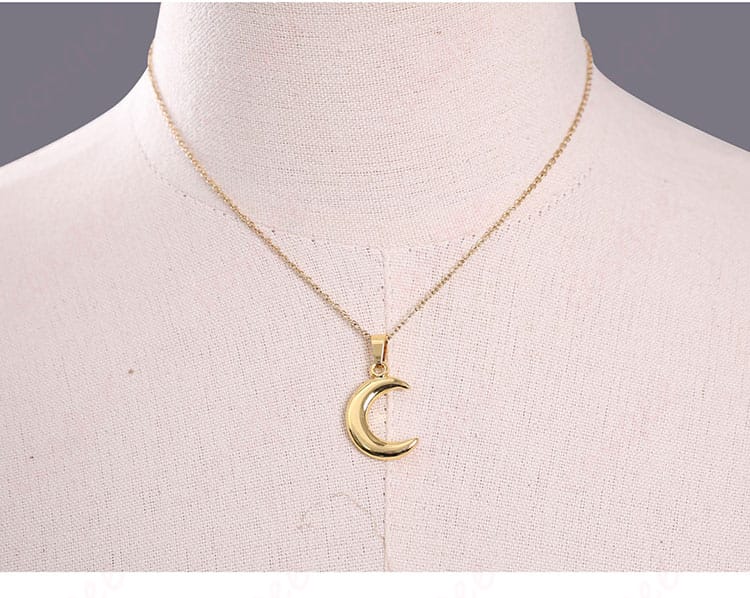 ネックレスのアップ。トップの装飾とチェーンの輝きが分かる詳細