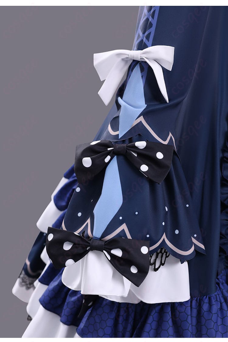 袖飾りのディテール。カフと装飾ラインの仕上がりを強調