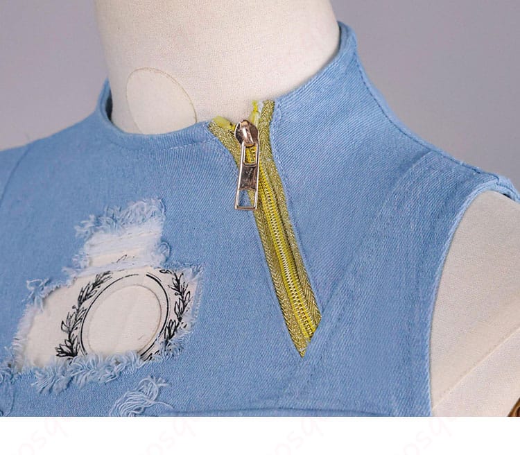 インナーのネックラインと首元装飾のディテール