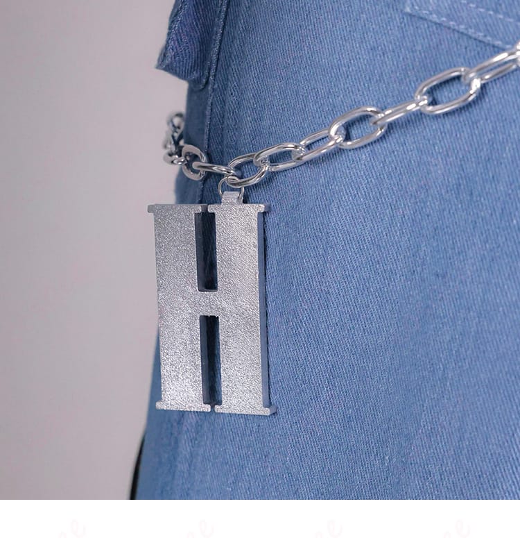 ウエストアクセサリーの形状と留め具ディテール