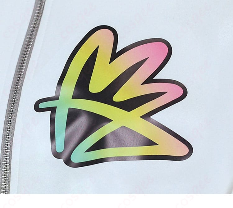 胸元モチーフのデザインディテール。プリント／パッチの質感が分かる接写