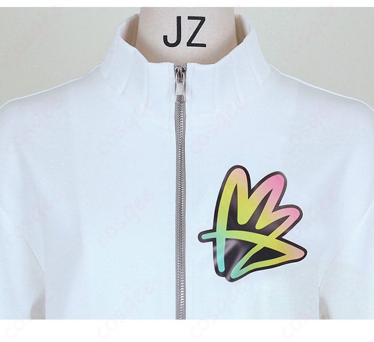 コート前身頃の装飾ディテール。前立て周辺の意匠と縫製を示す接写