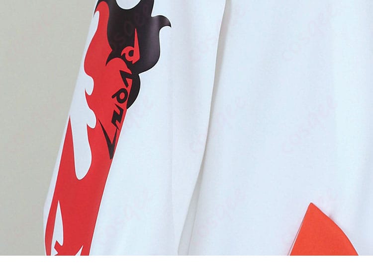 袖の装飾ディテール。袖口へ向かうラインと素材感を示す接写