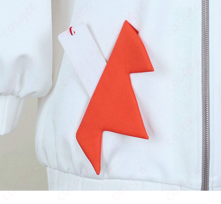 ポケット周辺の装飾ディテール。フラップ風の意匠と縫い目の整いを示す接写