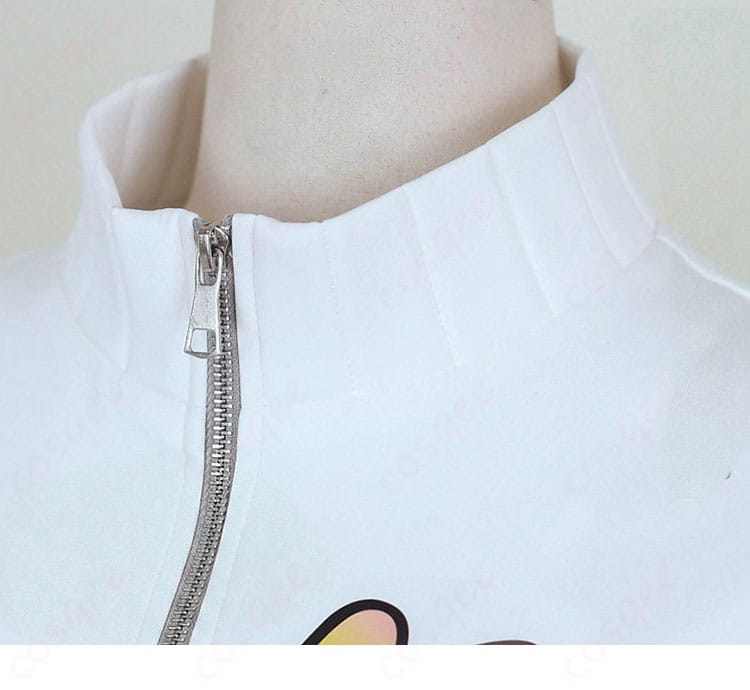 襟元の装飾ディテール。ネック周りの形状とモチーフの質感が分かる接写